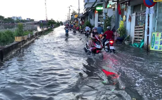 Triều cường trên mức báo động 3, nhiều tuyến đường ngập sâu