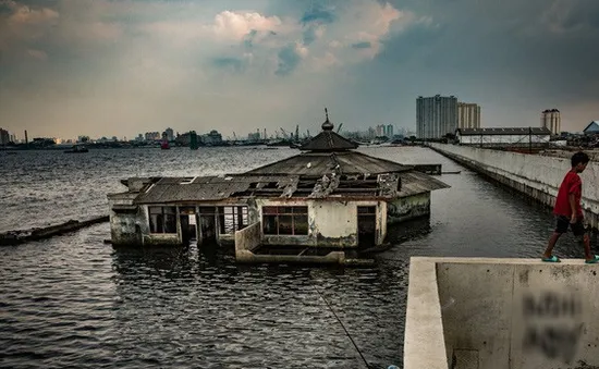 Jakarta (Indonesia) đang chìm dần xuống nước do biến đổi khí hậu