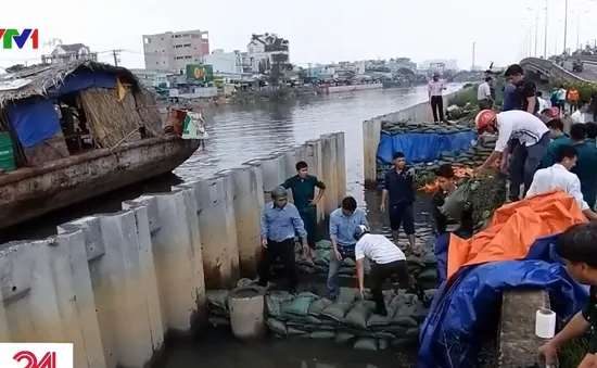 Vỡ bờ kè do triều cường, hàng trăm nhà dân TP.HCM vật lộn chống ngập