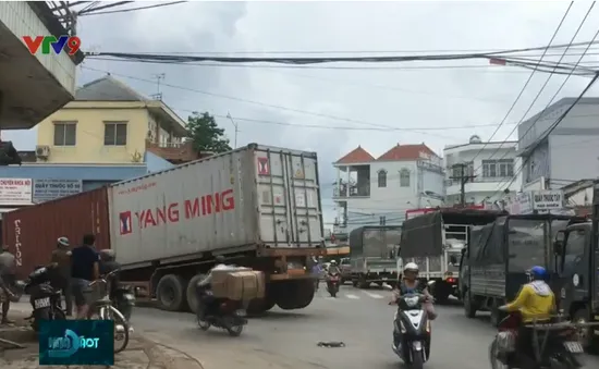 Bình Dương: 2 vụ thùng container rơi xuống đường trong chưa đầy nửa tháng