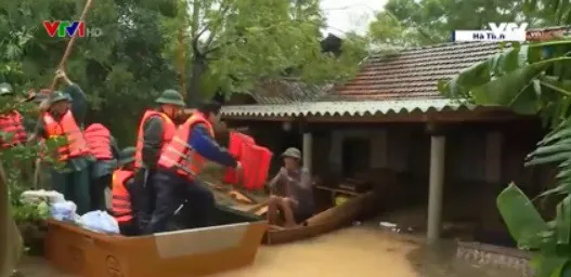 Cứu trợ người dân cô lập do lũ