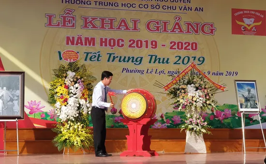 Đồng chí Võ Văn Thưởng đánh trống khai giảng tại THCS Chu Văn An, Hải Phòng