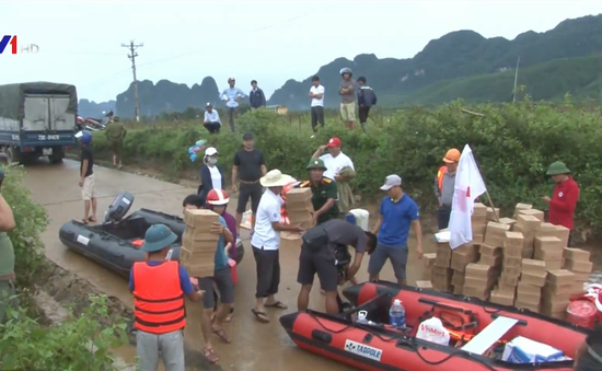 Cứu trợ người dân vùng lũ Quảng Bình