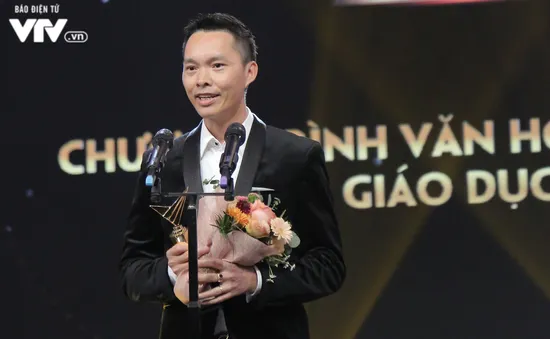 VTV Awards 2019: Ê-kíp chương trình Ký ức vui vẻ nghẹn ngào khi nhận giải Chương trình Văn hóa - Xã hội, Khoa học và Giáo dục ấn tượng