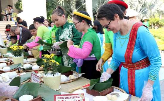 Khách quốc tế hào hứng gói bánh chưng, trải nghiệm không gian Tết Việt