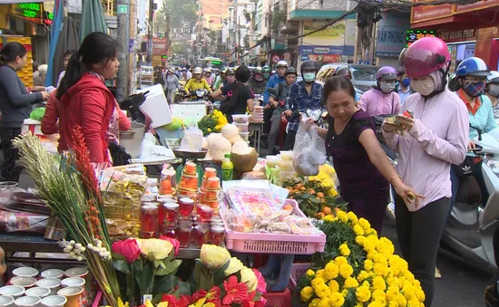 Nhộn nhịp thị trường đồ cúng ông Công, ông Táo