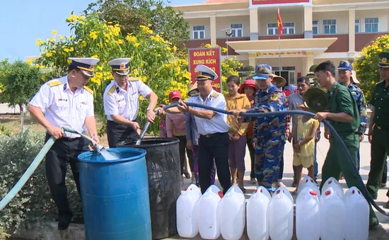 Trao tặng nước sạch cho bà con vùng ngập mặn Bến Tre