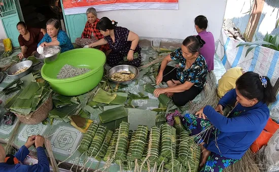 Nồi bánh tét nghĩa tình của ngày Tết vùng miệt thứ