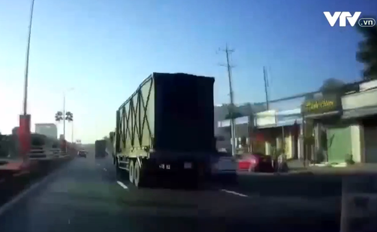 Xe con va chạm với xe tải do đi vào điểm mù
