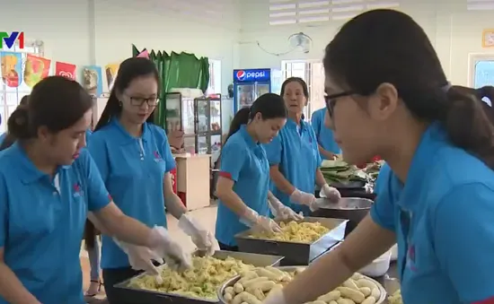 Gói bánh tét - Trao yêu thương cho bệnh nhân nghèo