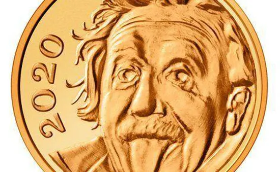 Chết cười xem Einstein lè lưỡi trên đồng vàng nhỏ nhất thế giới