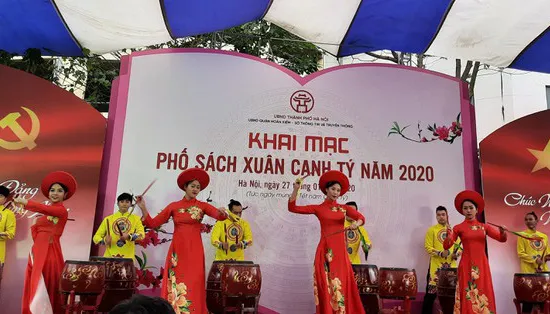 Người dân Hà Nội "trẩy hội" Phố Sách Xuân Canh Tý 2020