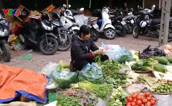 Nhiều siêu thị và chợ truyền thống hoạt động phục vụ người dân