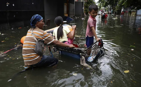 Indonesia bắn phá mây đen sau trận "đại hồng thủy"