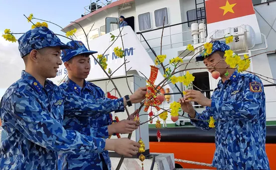 Tàu cảnh sát biển mang quà Tết đến với chiến sĩ đảo Bạch Long Vĩ