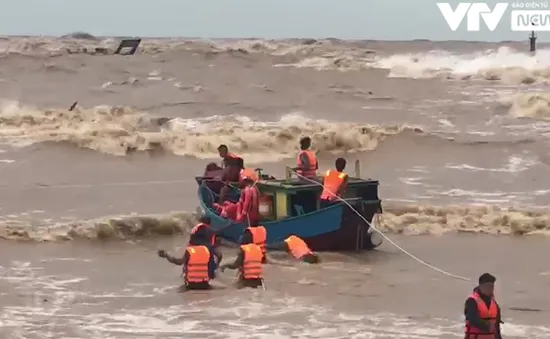 Điều trực thăng đến cứu 8 thuyền viên tàu Vietship 01