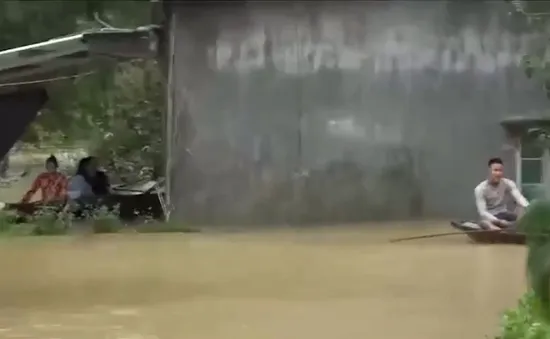 Người dân vùng lũ gặp muôn vàn khó khăn