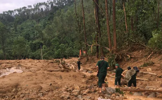 Trạm bảo vệ rừng 67 bị vùi lấp hoàn toàn, khẩn trương tìm kiếm 13 cán bộ, chiến sĩ gặp nạn