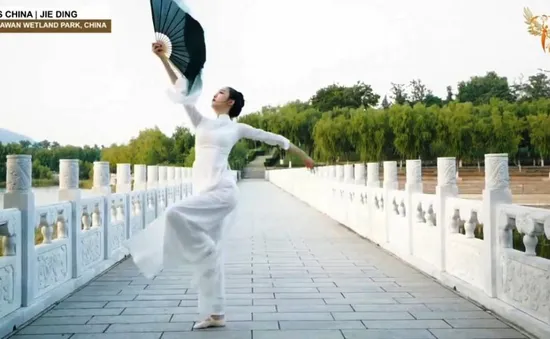 Đại diện Trung Quốc mặc trang phục giống áo dài Việt Nam thi tài năng tại Hoa hậu Trái đất 2020