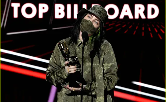 Billie Eilish sốc khi nhận giải Billboard