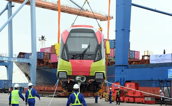 Cận cảnh tàu metro đầu tiên của Hà Nội chuẩn bị đưa vào lắp ráp chạy thử