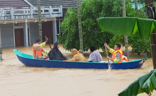 Hàng loạt trường đại học cấp học bổng, miễn giảm học phí cho cho sinh viên vùng lũ