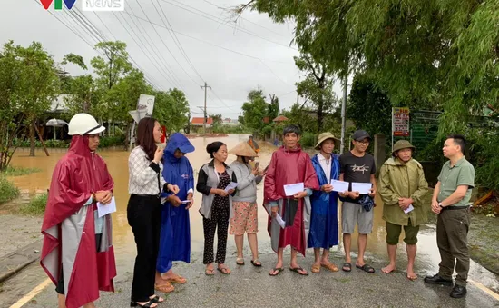 Quỹ Tấm lòng Việt và Công đoàn Đài THVN trao quà hỗ trợ người dân miền Trung