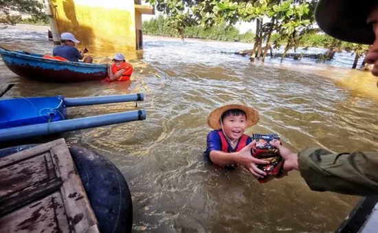 Bão Molave đổ bộ Philippines, gần 9.000 người sơ tán