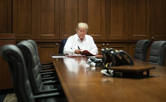 Bác sĩ Nhà Trắng: Tổng thống Trump trải qua 2 lần tụt oxy