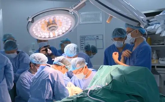 Cứu sống người đàn ông bị đạn chì xuyên cổ vì cướp cò súng