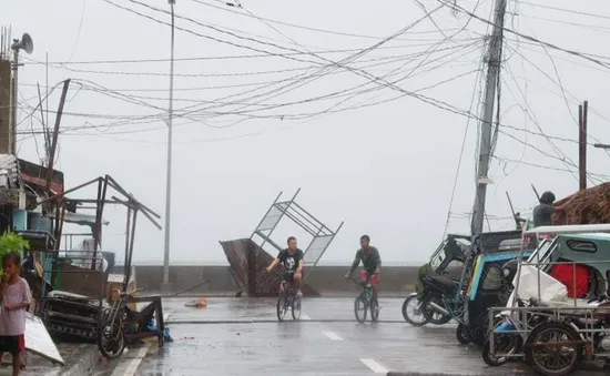 Siêu bão Goni đổ bộ Philippines mang theo gió mạnh dữ dội và mưa cực lớn, gây lở đất