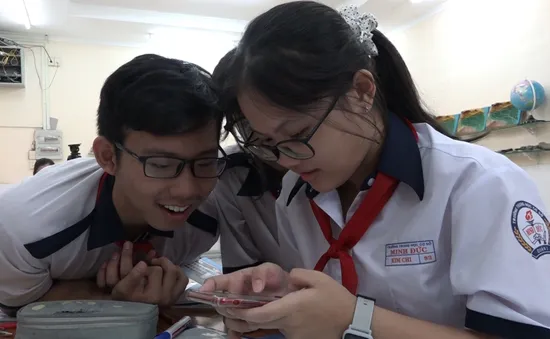 Giáo viên nêu ra loạt khó khăn khi cho học sinh sử dụng điện thoại trong lớp học
