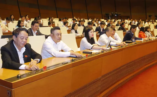 Quốc hội thông qua Nghị quyết về kế hoạch phát triển kinh tế - xã hội năm 2021