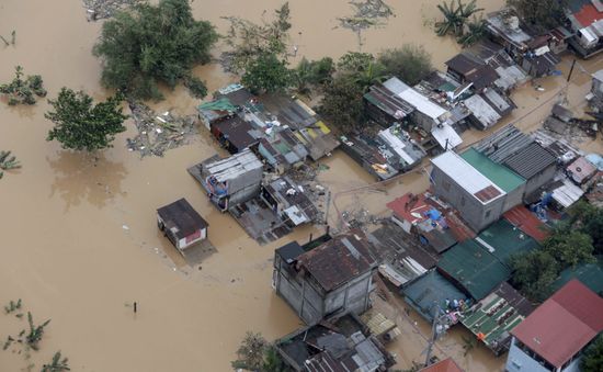 Nhiều vùng tại Philippines vẫn ngập sâu dù bão Vamco đã tan