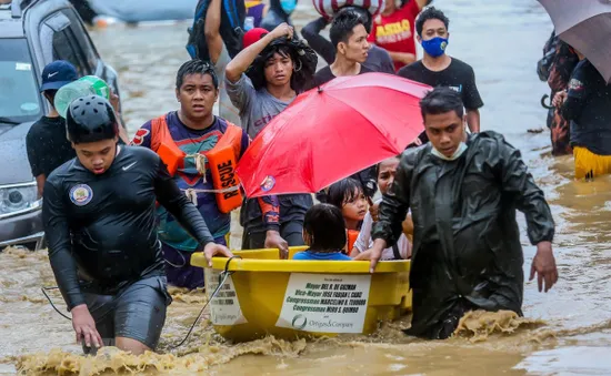 Philippines cứu hộ hàng nghìn người dân bị kẹt trong lũ lụt