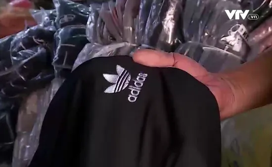 "Hàng hiệu" Adidas, Chanel, Burberry... bán hơn 100.000 đồng/bộ tại Ninh Hiệp