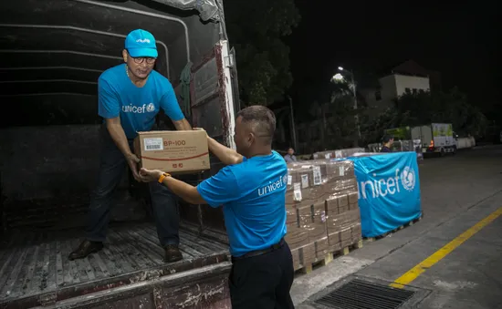 10 tấn sản phẩm dinh dưỡng “bay thẳng" đến Việt Nam để điều trị trẻ suy dinh dưỡng ở miền Trung