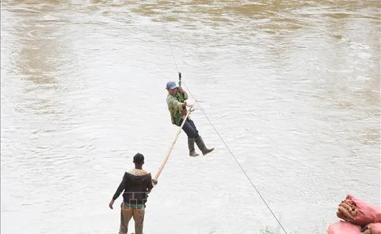 Cầu treo bị lũ cuốn trôi, người dân liều mình với "tử thần" đu dây vượt sông