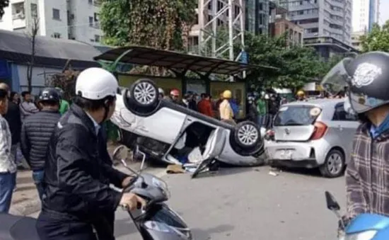 Hà Nội: Tai nạn liên hoàn, xe ô tô lật ngửa giữa phố