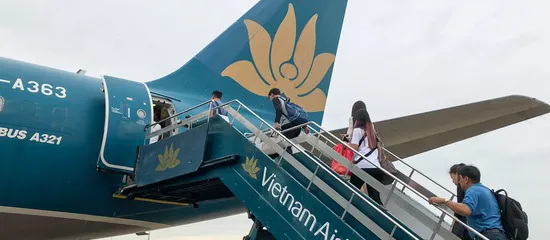 Khách nam châm lửa đốt khăn trên máy bay Vietnam Airlines bị phạt 2 triệu đồng