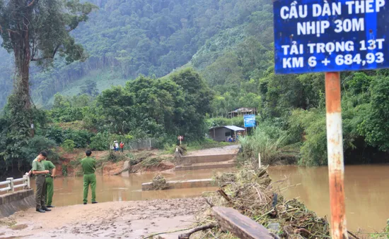 Điều dầm cầu thép di động khắc phục cầu bị lũ cuốn ở Kon Tum