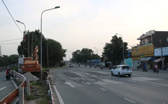 TP.HCM chính thức tháo dỡ trạm thu phí cầu Bình Triệu