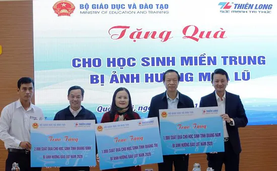 Bộ GD&ĐT tặng 4.000 suất đồ dùng học tập cho học sinh miền Trung