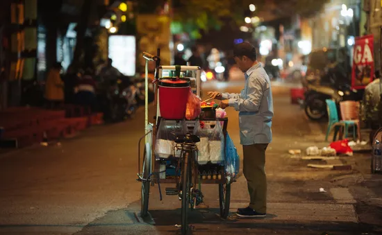 Hà Nội rét đậm, gánh nặng mưu sinh càng thêm "nặng"