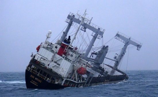 Đưa các thuyền viên tàu Panama gặp nạn trên biển vào đất liền an toàn