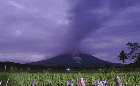 Nhiều núi lửa ở Indonesia gia tăng hoạt động, hàng nghìn người phải sơ tán