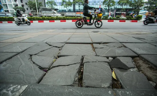 Tăng cường kiểm tra việc lát đá vỉa hè, tránh "làm từng đoạn rồi ghép vào"