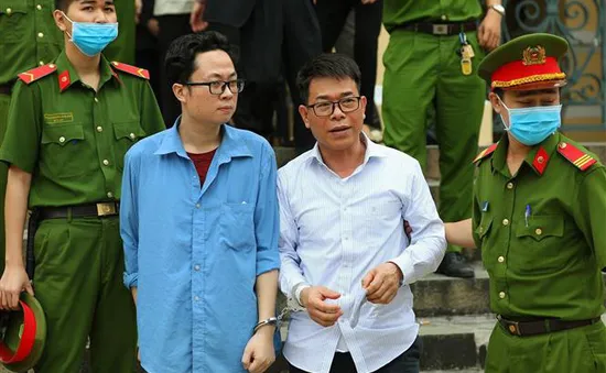 Xâm phạm chỗ ở của người khác, nguyên Phó Chánh án Tòa án quận phải lĩnh án tù