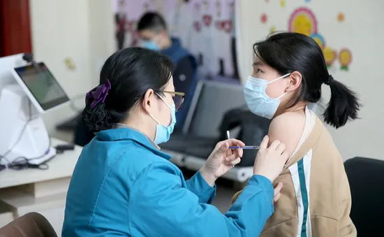 Nhiều người Trung Quốc sẵn sàng chi tiền để về nước tiêm vaccine