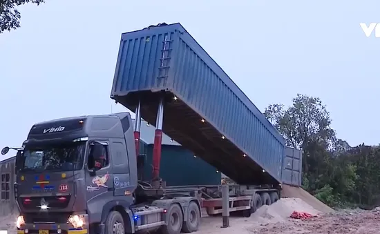 Xe chở cát lậu ngụy trang dưới vỏ bọc container: Khó biết, khó bắt, khó xử phạt!